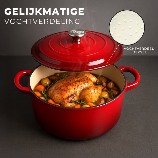Rode gietijzeren braadpan met een geroosterde kip, aardappelen en wortelen. Deksel met vochtverdeler.