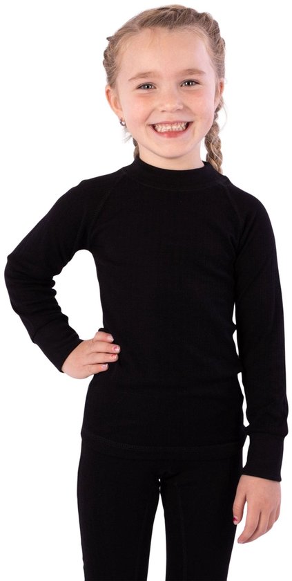 Lachend meisje in zwart thermoshirt met lange mouwen en hoge hals, met de hand op de heup.
