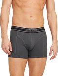 Man in grijze boxershort met 'JACK & JONES' op de tailleband.