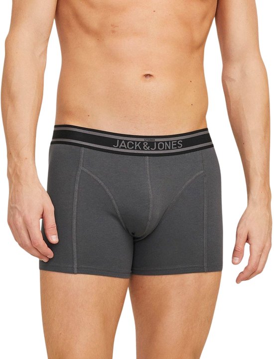 Man in grijze boxershort met 'JACK & JONES' op de tailleband.