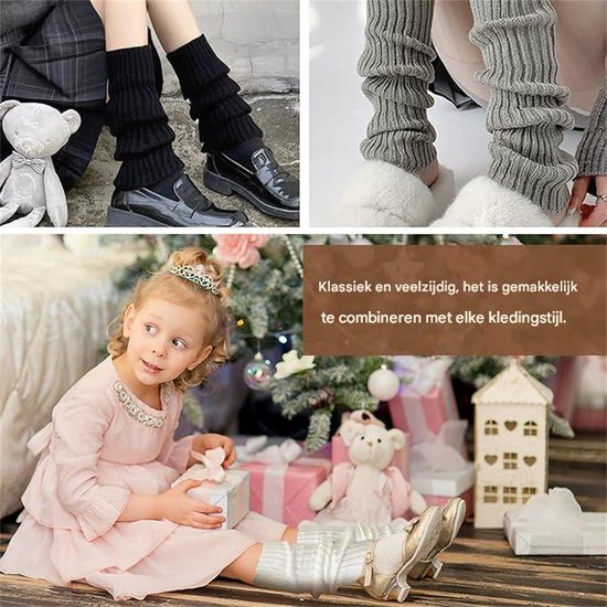 Zwarte beenwarmers op een meisje met een teddybeer, en grijze beenwarmers met pantoffels.