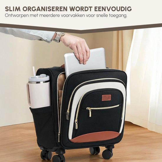 Handen plaatsen laptop in zijvak van zwarte handbagage koffer met bruine en witte accenten.