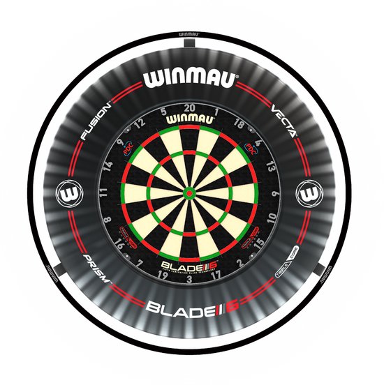 Zwart dartbord surround met glanzende rand, Winmau logo's en 'Blade 6'-opdruk. Het bord zelf heeft de standaard segmenten.