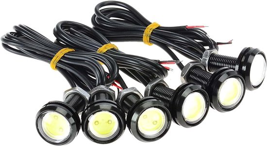 Een groep van zes compacte witte LED-lampen met zwarte aluminium behuizing, gebundeld met gele elastiekjes.