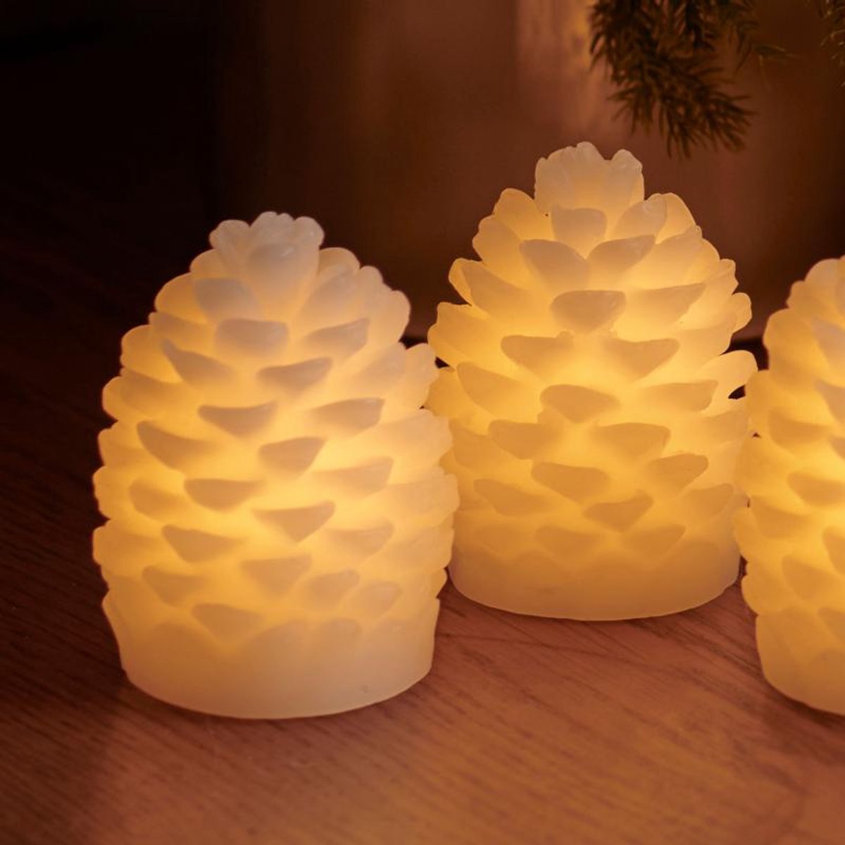Sirius Home Clara LED dennenappels - set van 2 - H 7.5 cm - D 5,8 cm