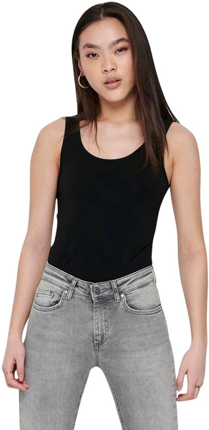 Model in een zwarte tanktop met ronde hals, gecombineerd met een grijze jeans.