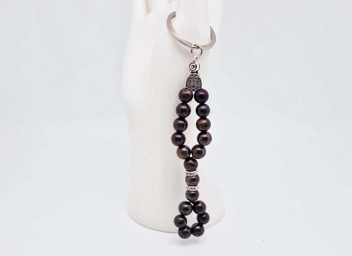 Handgemaakte Herinnering Sleutelhanger van natuursteen " Bronzite" en metaal - diameter kralen 8mm - Aantal stenen 19 - Een mooi cadeau-idee en een bijzonder aandenken