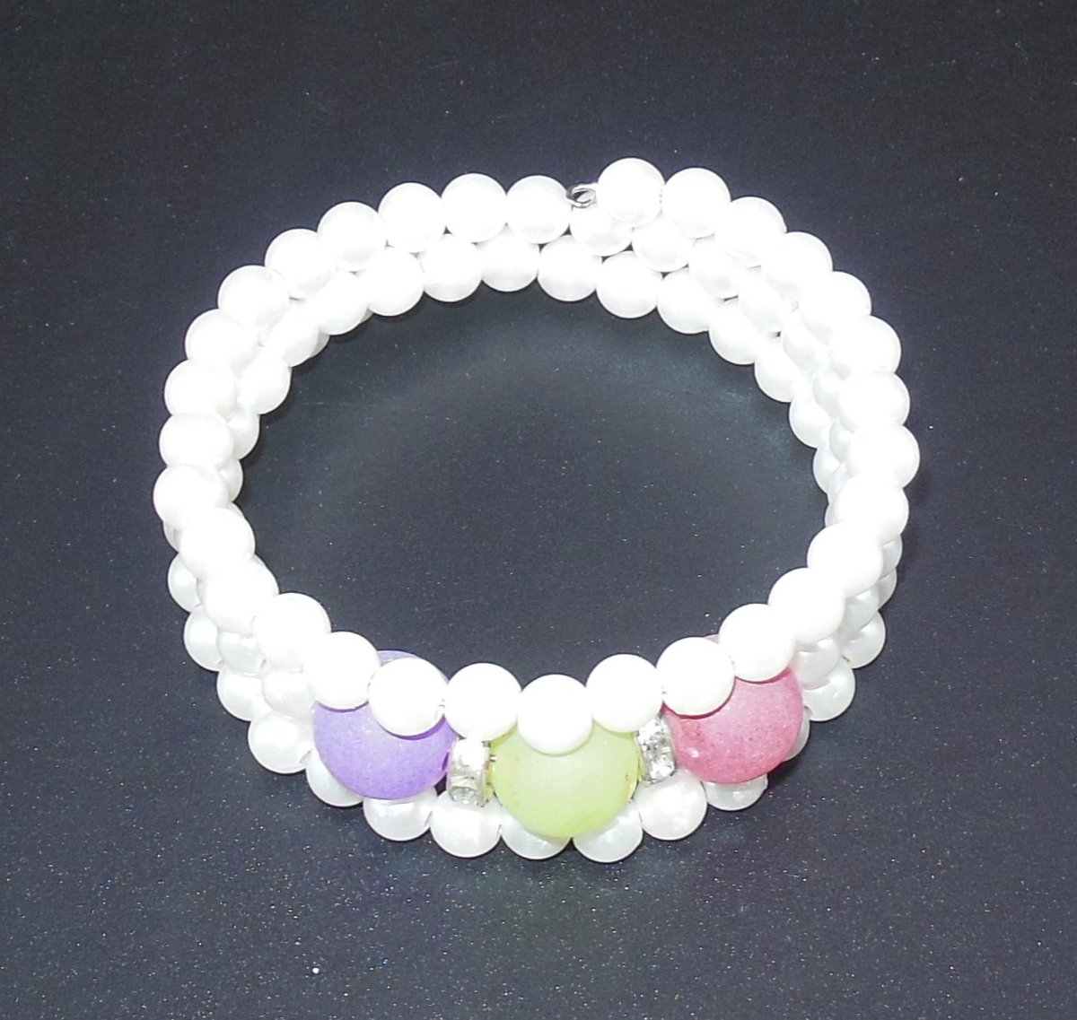 Armbandje kinderen witte parels met 3 gekleurde bolletjes