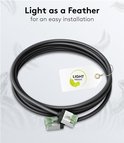 Câble réseau CAT 8.1 noir enroulé avec connecteurs verts et une étiquette légère.