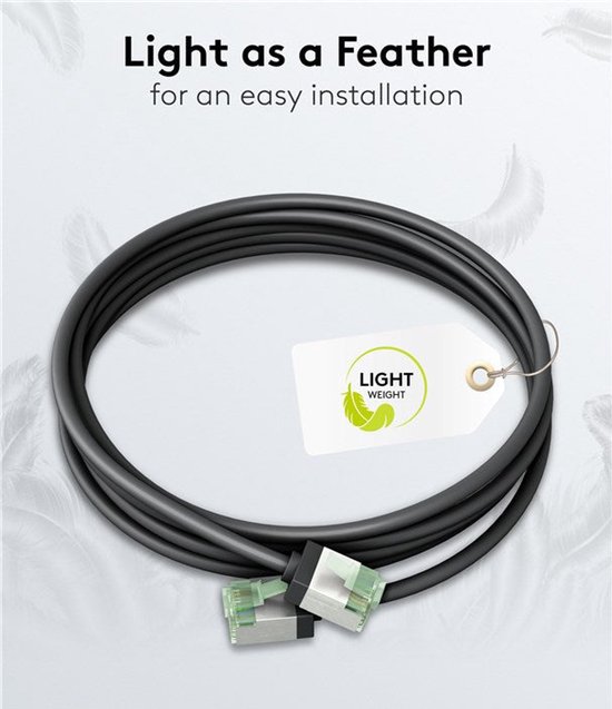 Câble réseau CAT 8.1 noir enroulé avec connecteurs verts et une étiquette légère.