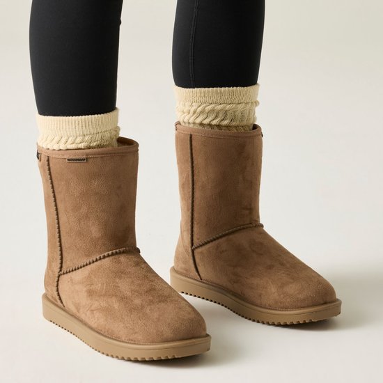 Dames laarzen, bruin suède, tot halverwege de kuit, met beige gebreide beenwarmers en zwarte legging.