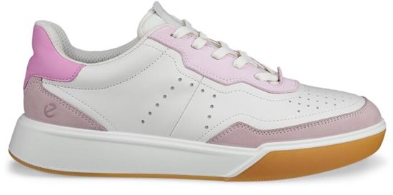 Vooraanzicht van een witte sneaker met roze accenten, veters en een bruine zool.