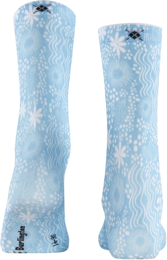 Achterkant lichtblauwe dames sokken met wit bloemen- en golfpatroon, Burlington logo.