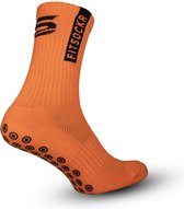 Oranje sportsok met zwarte 'FITSOCKR' tekst en zwarte cirkels op de zool.