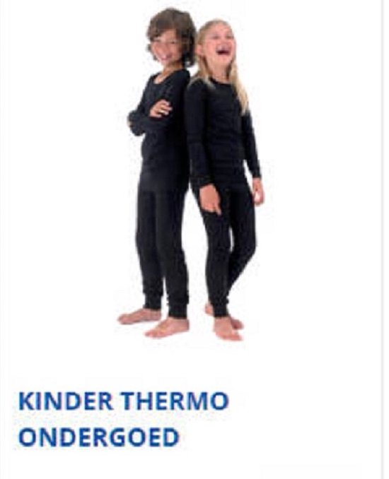 Twee kinderen in zwarte thermokleding, een jongen en een meisje, staand rug aan rug.