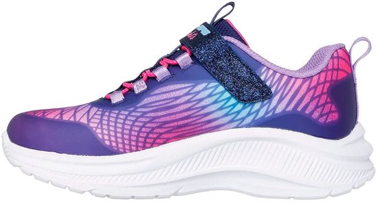 Navy sneaker met paarse, roze en turquoise glinsterende lijnen en een klittenbandsluiting.