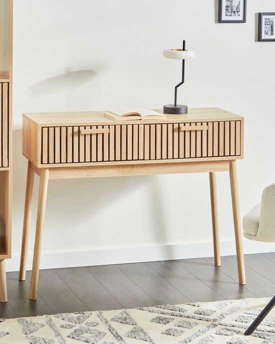 Lichthouten consoletafel met twee lades, decoratief boek en lamp in een kamer.