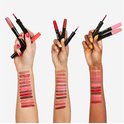 Drie handen met geteste lipsticks op de armen. Kleuren variëren van roze tot rood.