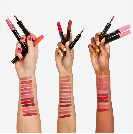 Drie handen met geteste lipsticks op de armen. Kleuren variëren van roze tot rood.