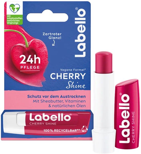 Labello Cherry Shine lippenbalsem met verpakking, een open witte huls en een rode dop. Tekst '24h Pflege', 'Vegane Formel', 'CHERRY SHINE'.
