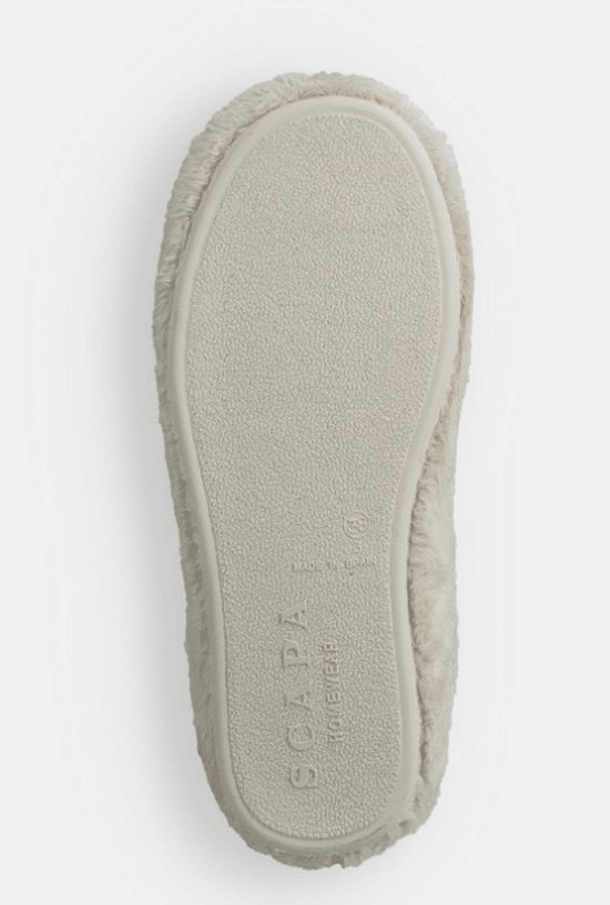 Onderkant van de crèmekleurige pantoffel met het Scapa Homewear-logo en maatvermelding in reliëf.