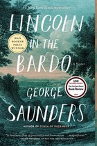 Boekomslag van Lincoln in the Bardo, met de tekst '#1 New York Times bestseller', 'Man Booker Prize Winner', '100 Notable Books The New York Times Book Review 2017' en de titel.