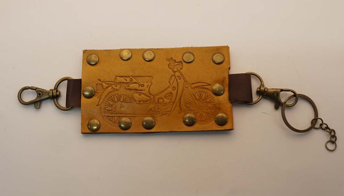 Leren sleutelhanger motor in het beige / bruin - langwerpige motor sleutelhanger - leren sleutelhanger - lederen sleutelhangers - motorcycles keyring - leather biker keyring - vierkanten motor sleutelhanger - stoere heren / vrouwensleutelhangers