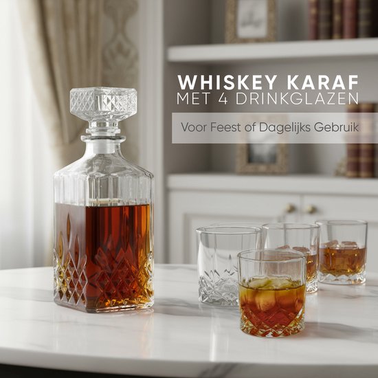 Gedetailleerde glazen whisky karaf met diamantpatroon en vier bijpassende drinkglazen, gevuld met amberkleurige drank en ijs.