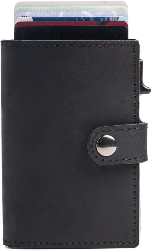 Porte-cartes noir en cuir avec bouton-pression sur le devant, cartes visibles.