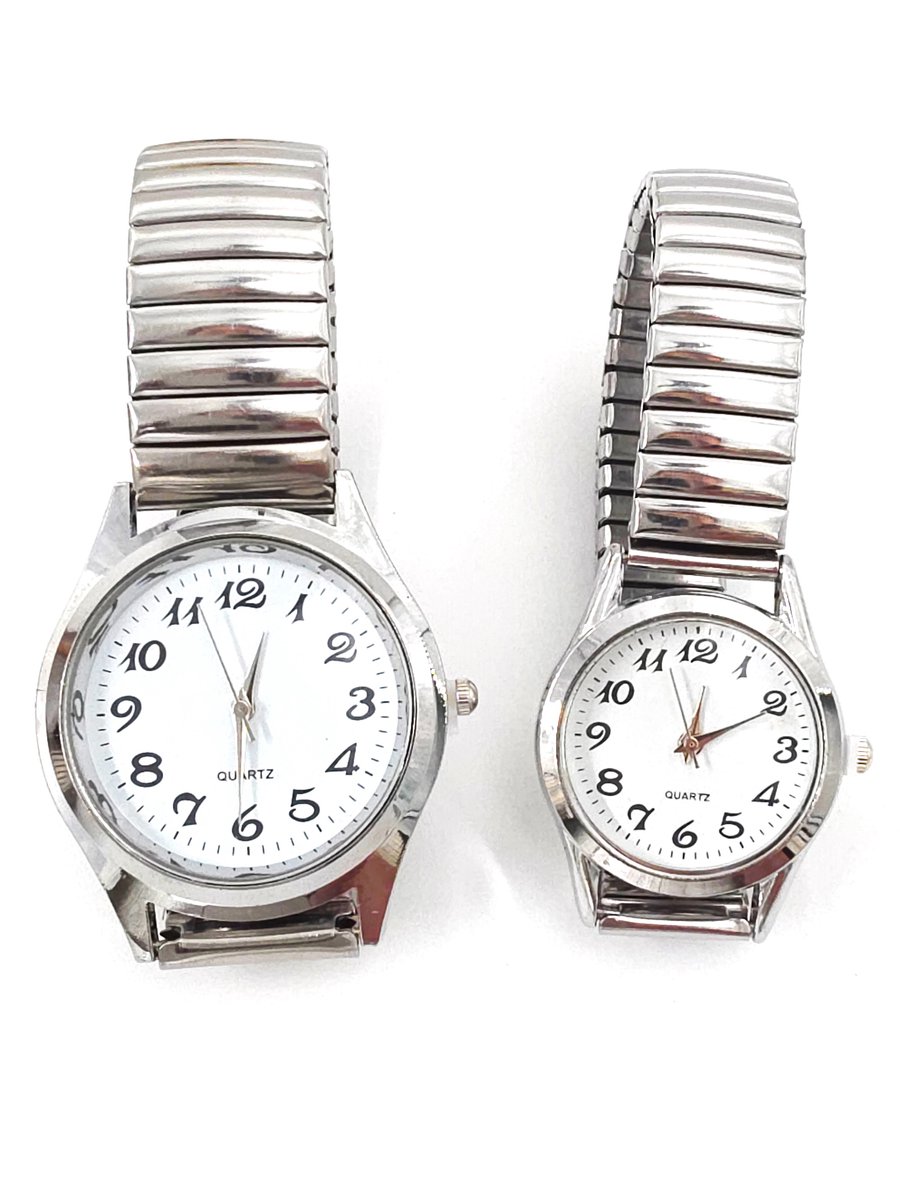 Set - Horloge - Koppels - Vrouw - man - Rekbaar - Klassiek - Zilverkleurig - RVS - Witte duidelijke wijzerplaat - past bijna elke pols - Hetzelfde horloge voor hem en haar.