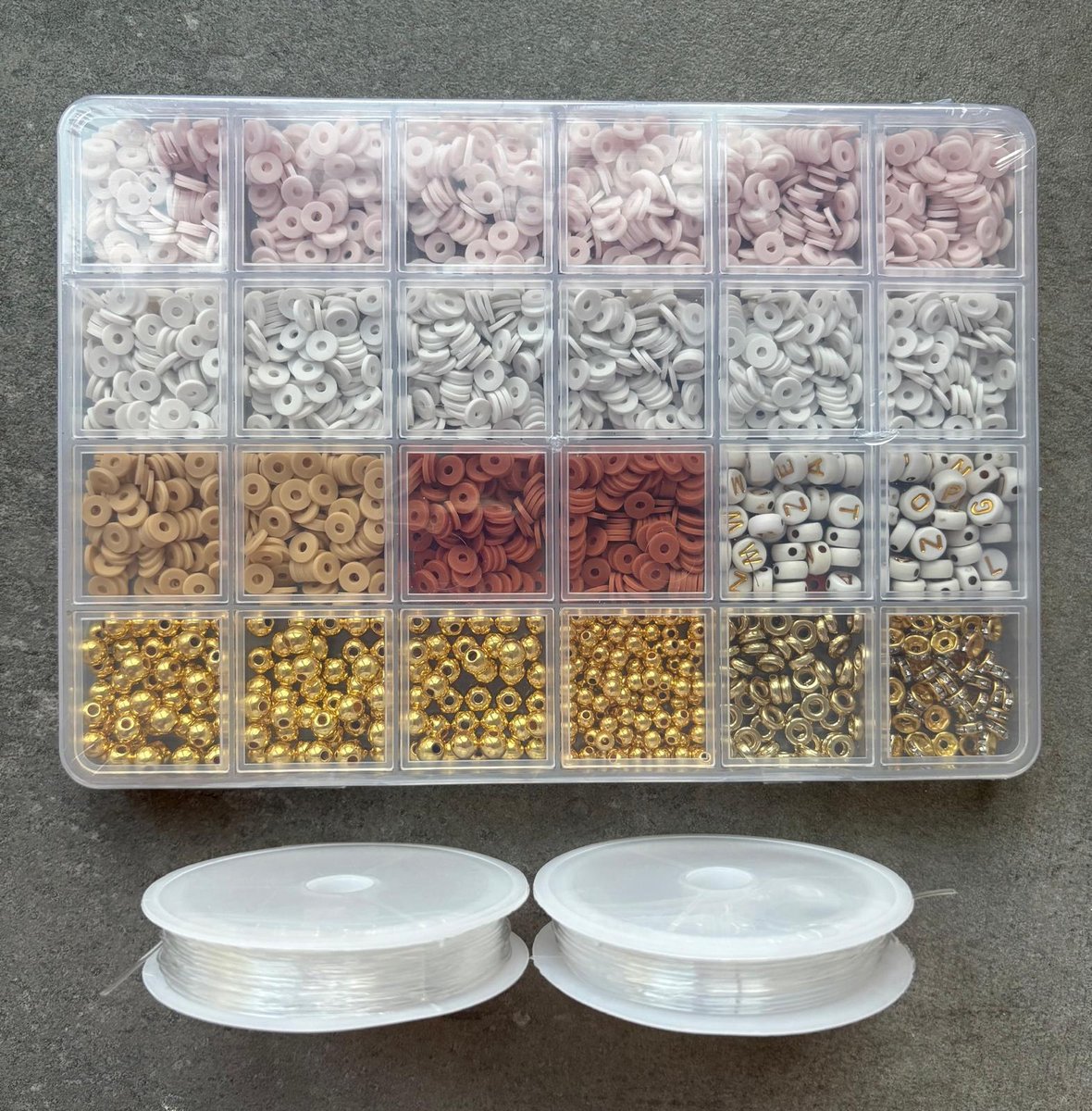 Sieraden Maken Set - Hobby kralen set - 2340 stuks - Armband Maken Set Roze & Beige – Polymer Clay Beads Sieraden Kit met Gouden (Letter)kralen - Inclusief draad - Kralenset voor Eigen Armbandjes — afbeelding 6