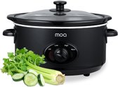 Zwarte MOA slowcooker met glazen deksel en bedieningsknop, naast een bosje selderij en komkommerplakjes.