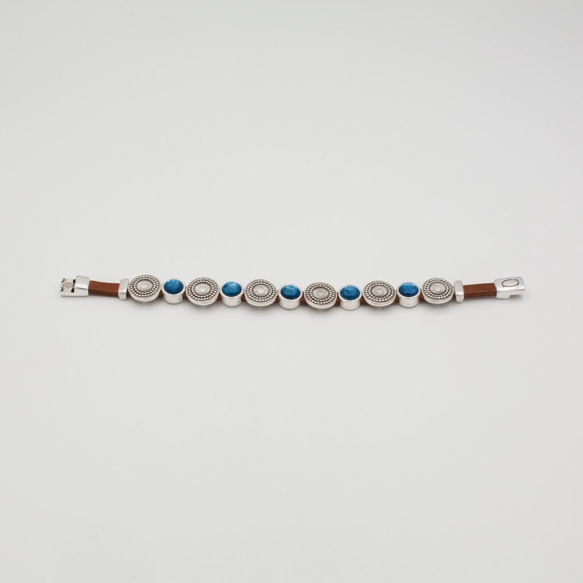 Qoss Armband Nicolette Maat S – Handgemaakt Buffelleer met 7 mm Cabochons | Magneetsluiting | Nikkelvrij | Zilverkleurige Metalen Details | Saffier