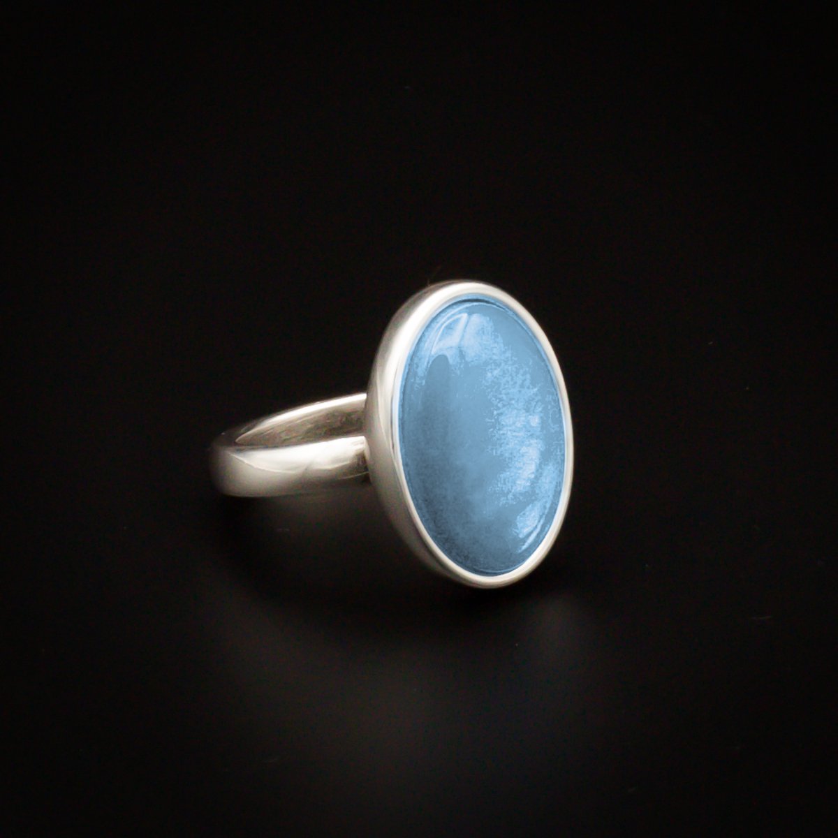Qoss Ring Diede – Smalle Zilverkleurige Ring met Ovale 13x18 mm Cabochon | Nikkelvrij | Handgemaakt | Combineerbaar | Hemelsblauw | XL