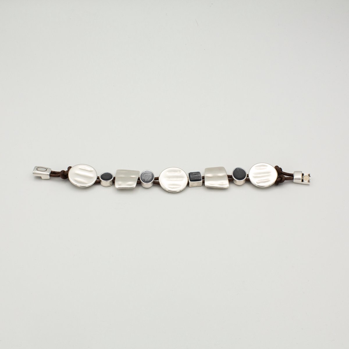 Qoss Armband Doutzen Maat M – Handgemaakt Buffelleer met Natuurlijke Stenen | Magneetsluiting | Mix & Match Stijl | Zwart