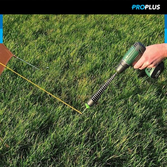 Een groene boormachine met een zwarte verlengadapter wordt in gras gebruikt.