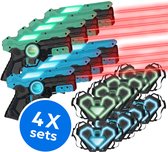 Vier sets van lasergame speelgoed: twee blauwe en twee groene laserpistolen die rode laserstralen afvuren, met bijbehorende blauwe en groene vesten.