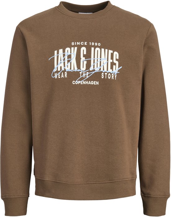Bruine sweater met ronde hals, geribbelde boorden en witte "JACK & JONES SINCE 1990 WEAR THE STORY COPENHAGEN" opdruk.