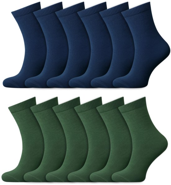 Twaalf paar sokken, zes donkerblauw en zes groen, op een witte achtergrond.