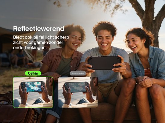 Drie lachende vrienden spelen samen op een Nintendo Switch met screenprotector in een buitenomgeving.