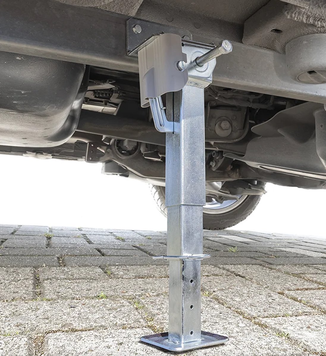 Uitdraaisteunen camper achterzijde 290-460mm 500KG per steun. Camper steunen achterzijde onder