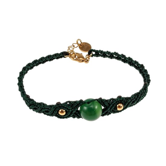 Donkergroene macramé armband met gouden kraaltjes en centrale jadesteen, met gouden karabijnsluiting en esde2 logo.