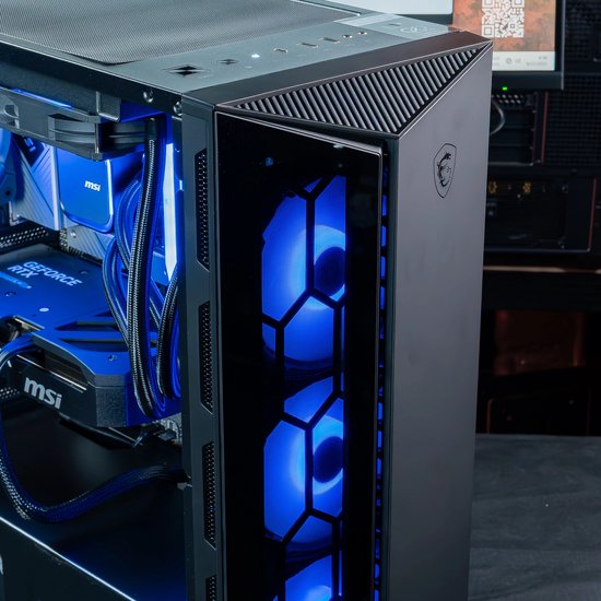 Zijpaneel van een zwarte gaming pc met getextureerd metaal en een glasplaat met blauw verlichte ventilatoren.