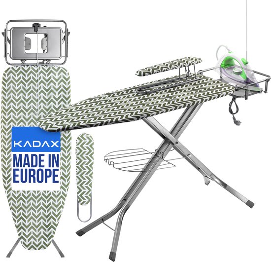 Une planche à repasser KADAX avec un motif de zigzags verts, une petite planche à repasser pour manches, un fer à repasser et l'inscription 'MADE IN EUROPE'.