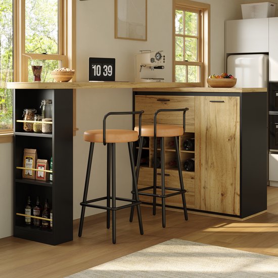 Eettafel in houten en zwarte uitvoering in een keuken met barkrukken met oranje zitting.