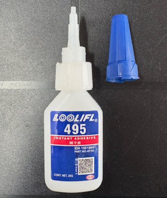 Fles LOOLIFL 495 secondelijm met blauwe dop, naast de open dop.