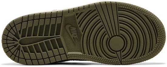 Onderkant van een groene Jordan 1 Retro Low OG SP Travis Scott sneaker met Nike logo.