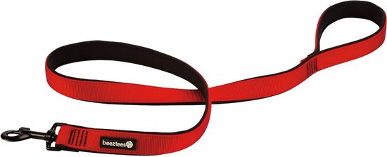 Zwarte hondenhalsband met rode accenten en een metalen clip, liggend in een lus.