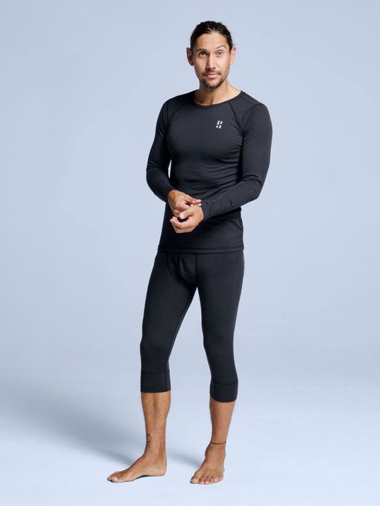 Man in zwart thermisch shirt met lange mouwen en 3/4 legging.