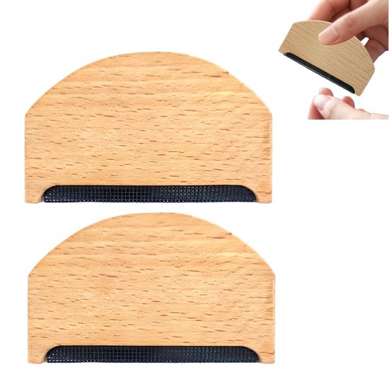 Houten pluizenverwijderaar met gebogen handvat en zwart metalen gaas.